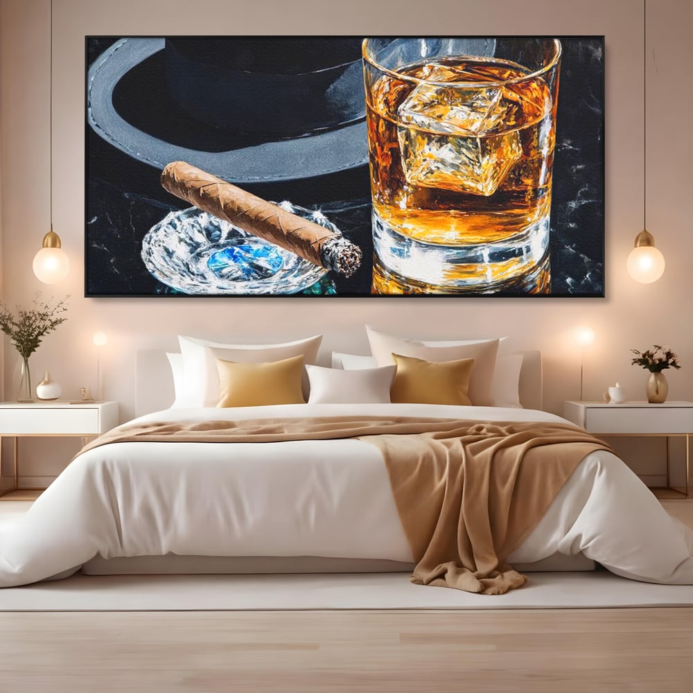 Tablou canvas cu pictura cu pahar de whisky, trabuc si palarie, in rama de aluminiu negru, pe perete intr-un dormitor